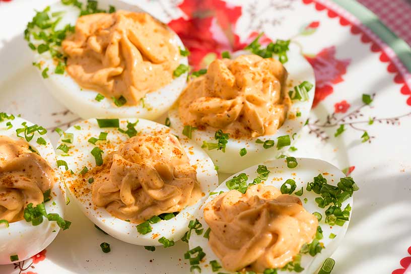 Gevulde eitjes op een bord